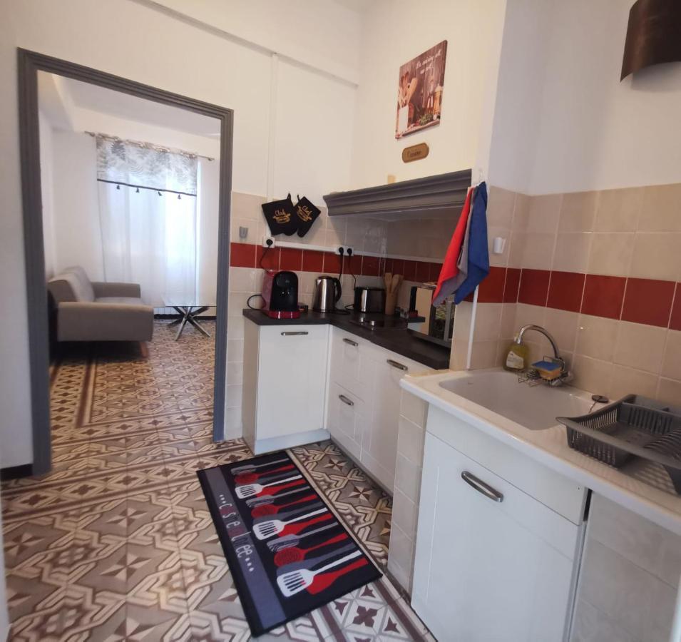 Petit Appart Entier Au Coeur Des Remparts - Netfix Et Connection Fibre Gratuits Carpentras Exterior photo